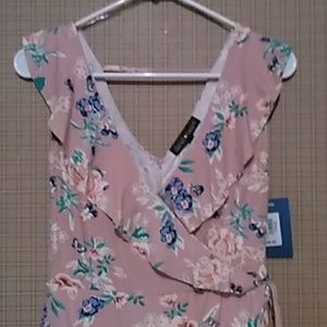 NWT🌸 Floral Wrap Dress